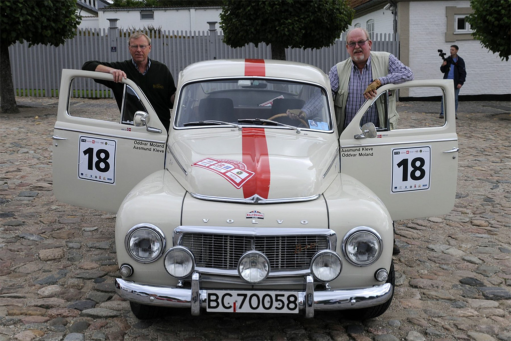 I det første Oresund Rally for to år siden stillede Aasmund Kleve og Oddvar Moland op med denne meget gamle Volvo PV 544. Den er siden udskiftet med en mere moderne model 142 fra 1974.
(Foto: Jokum Tord Larsen)